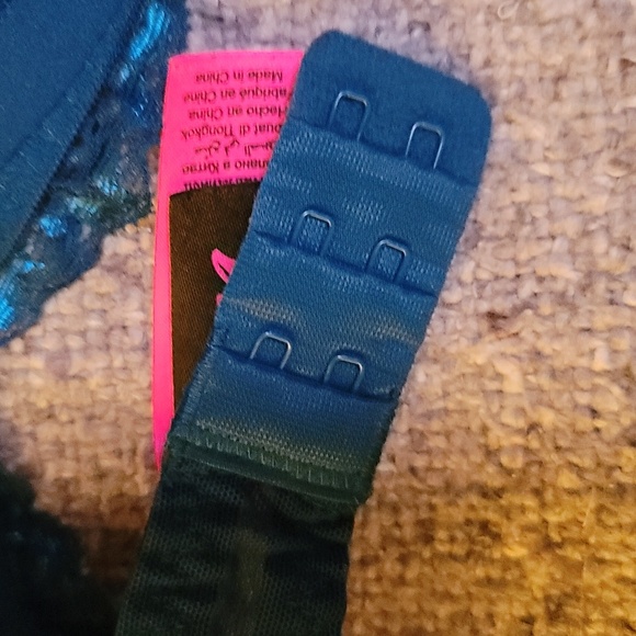 La senza lace Bralette "Lagoon" or "auqa" in color? More blue than green. - Picture 4 of 6